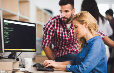 軟件開發(fā)人員在項(xiàng)目上工作